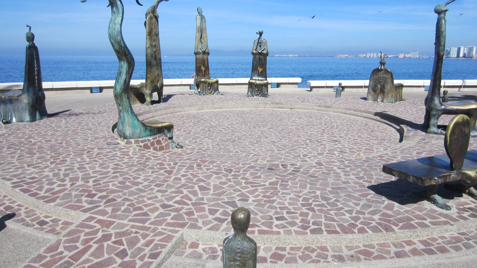 La Rotonda del Mar, bronze chair sculptures by Alejandro Colunga on the Malecón