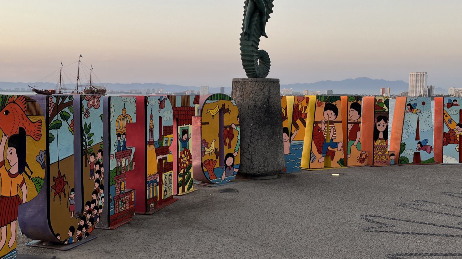 The seahorse sculpture on the Malecón